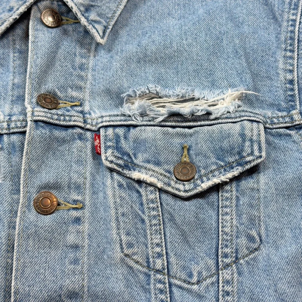 Levis Trucker Jacket Mens M Light Blue Distressed Denim PC9-29944-0164 Good‎ - Picture 6 of 16